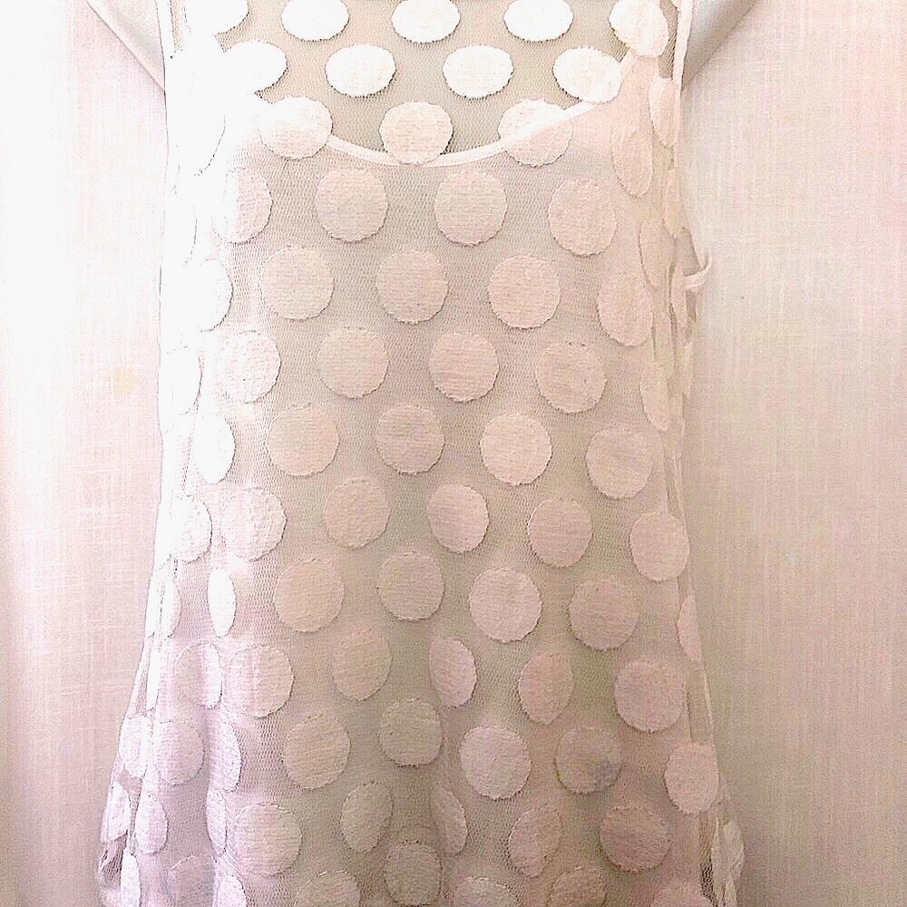 BCBG sleeveless lined top, piping on neck & sleeve